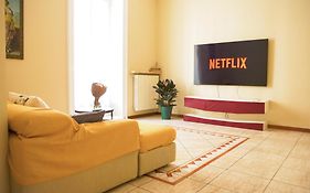 Wonderful Downtown Apartment-Hd Netflix, King-Size Bed, Two Minutes' Walk From Metro